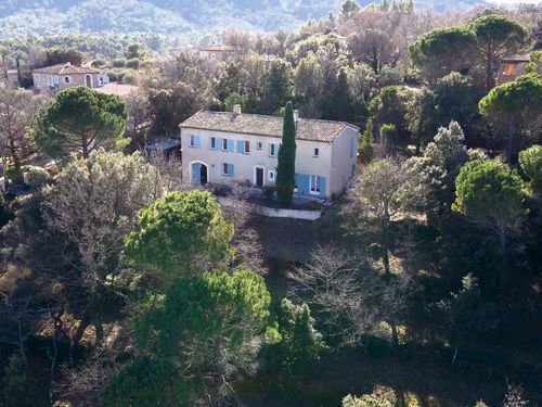 Bastide dans le village de Tourves